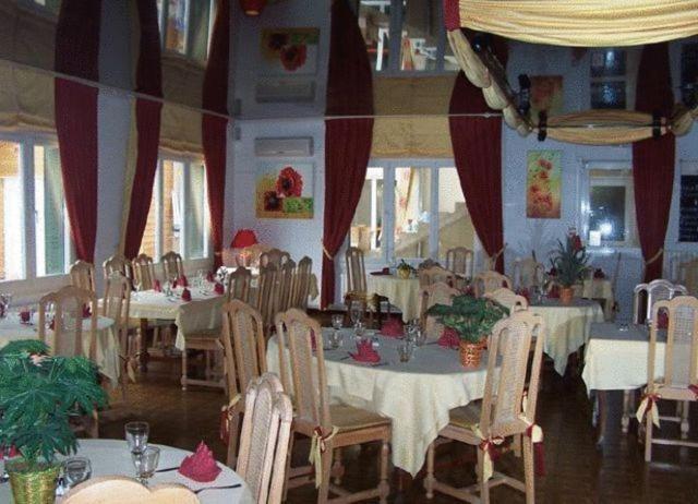 Hotel Le Richevaux Neufchâteau Eksteriør billede